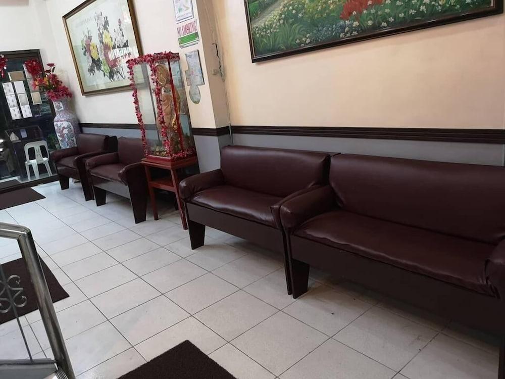 Magayon Hotel Legazpi Esterno foto