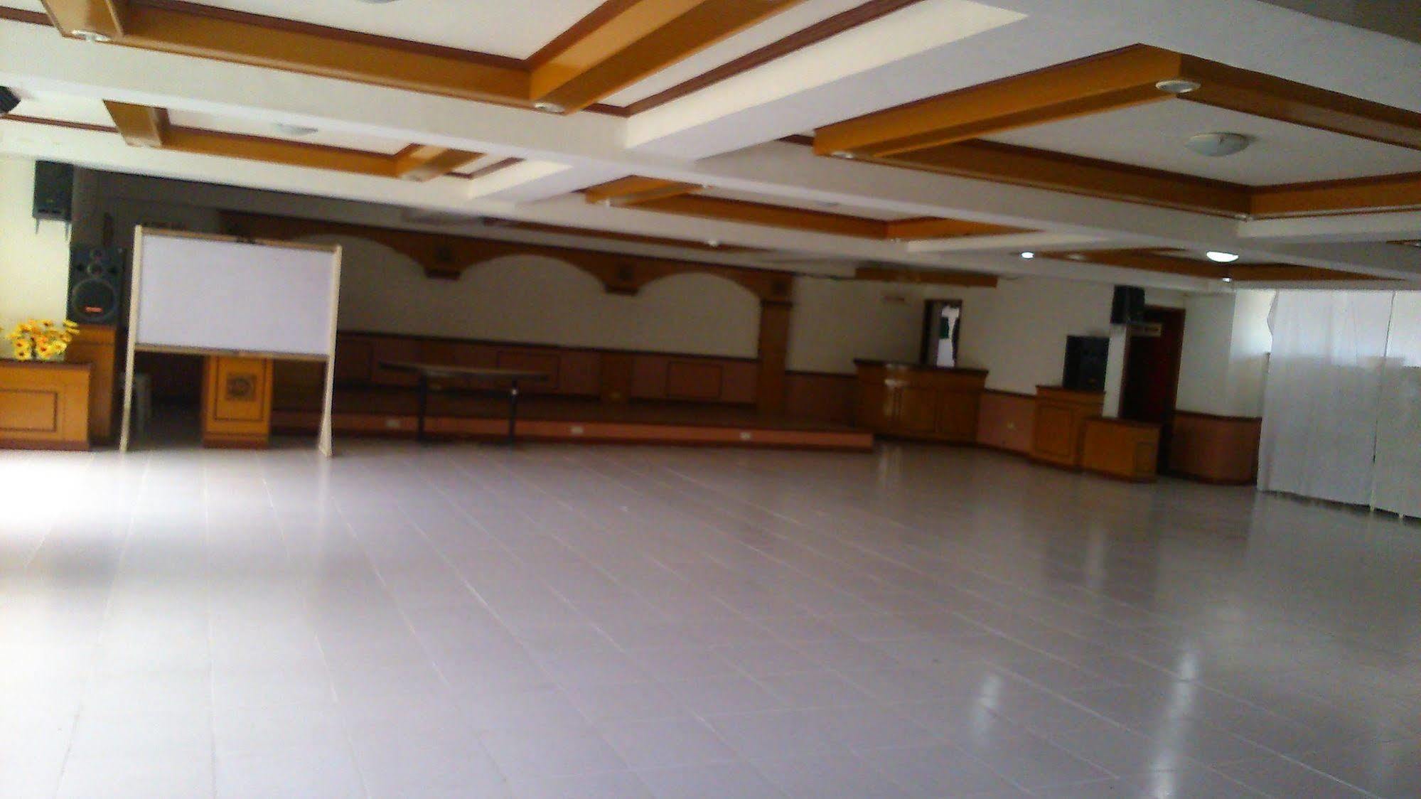 Magayon Hotel Legazpi Esterno foto